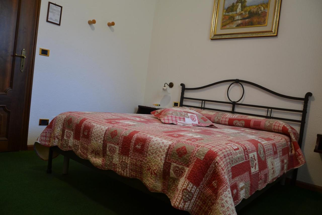 B&B Les Fleurs Gignod Rum bild
