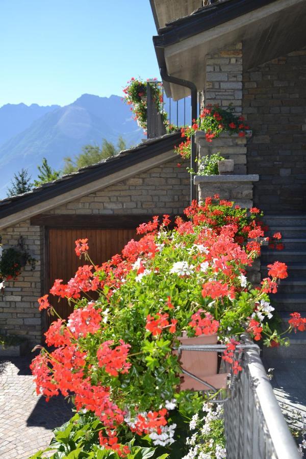 B&B Les Fleurs Gignod Rum bild